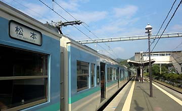 鳥沢駅のホーム。松本行きの電車に乗りました。
